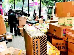今年快遞柜等設(shè)施提高派送效率 小哥日送400單