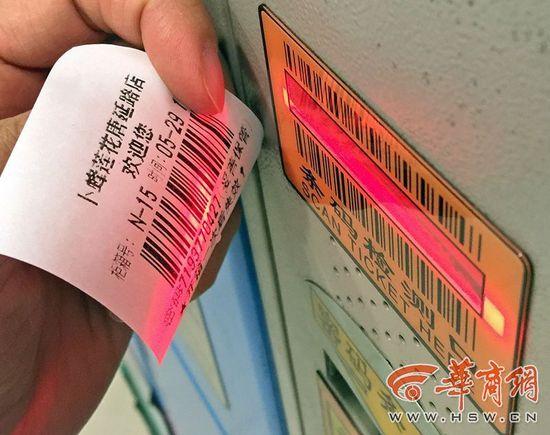 小偷用一張條形碼開三個柜 超市存包柜里包被偷